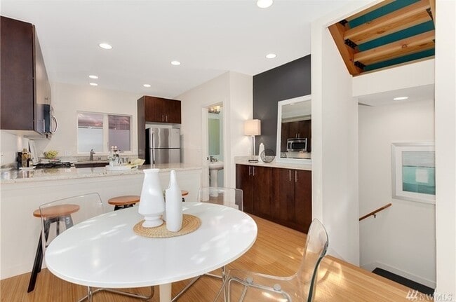Foto del edificio - Stunning Townhome in the heart of Columbia City