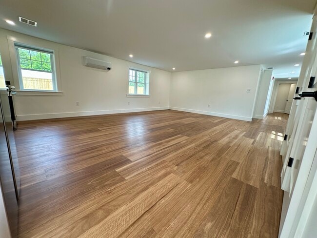 Building Photo - 122 S Silver Ln