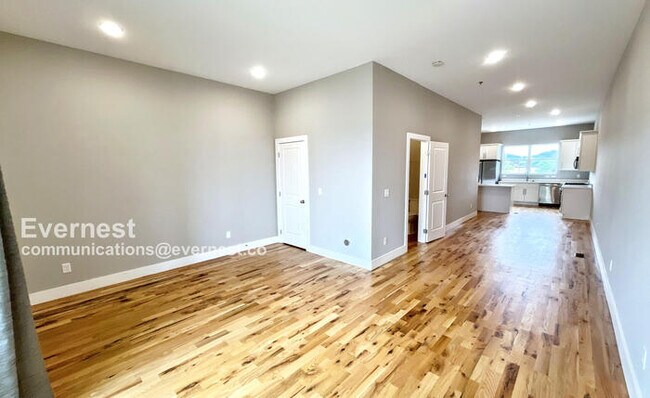 Foto del edificio - 1067 Montague Pl