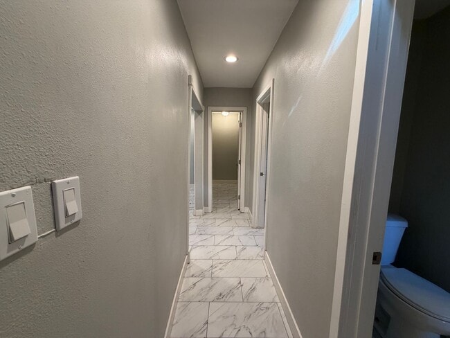 Building Photo - Beautifully updated 1 bed 1 bath in Thousand Oaks! All utilities included