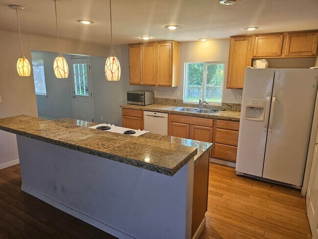 Building Photo - Cascade Renton area - 3 bedroom 2 bathroom...