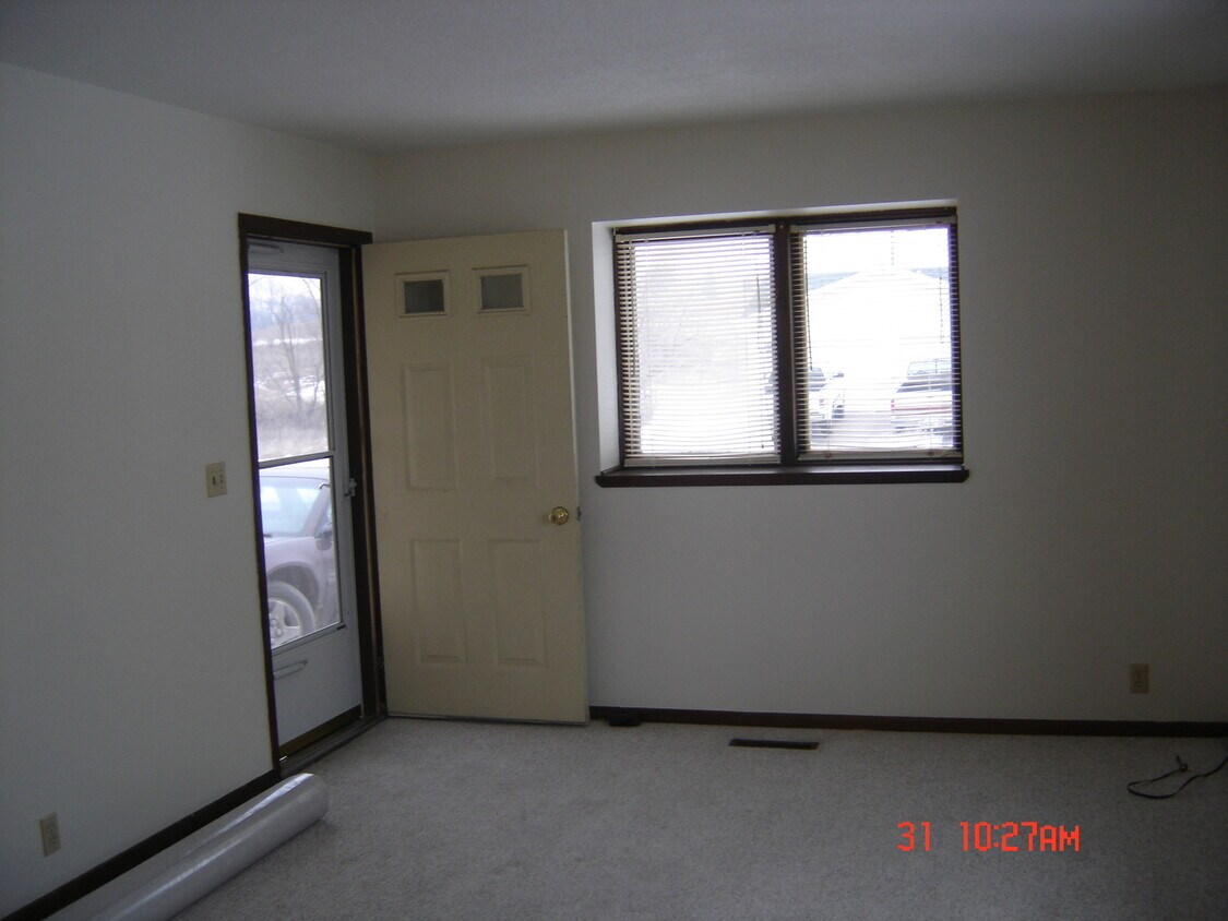 Building Photo - Rent: $1650, Cute 3 Bedroom Home