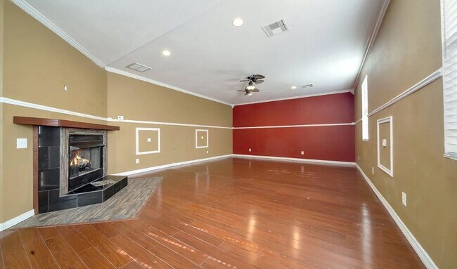 Building Photo - Huge Home Minutes from Downtown Tulsa
