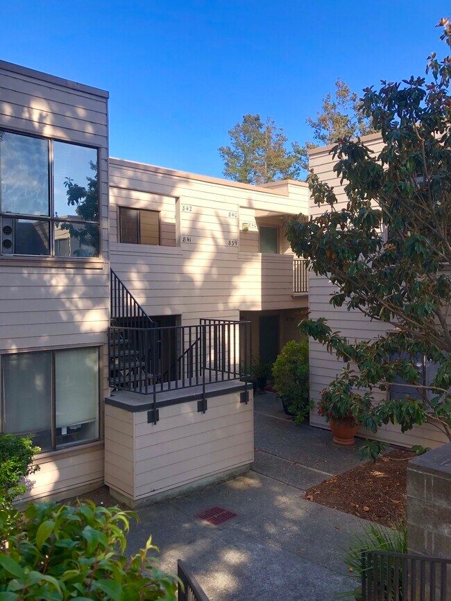 Building Photo - 840 Via Casitas