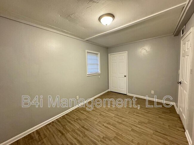 Building Photo - 104 G Cir