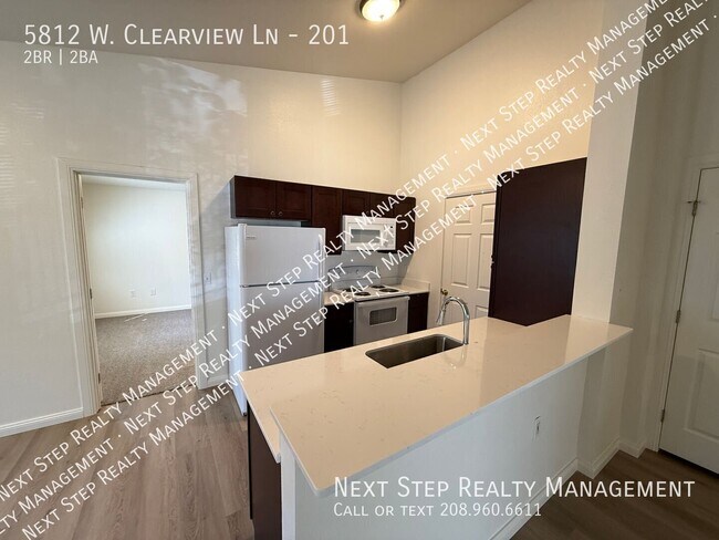 Building Photo - 5812 W Clearview Ln