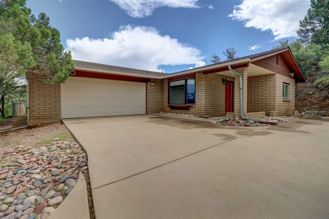 Foto del edificio - Nature at Your Back Door in this 3 Bedroom...