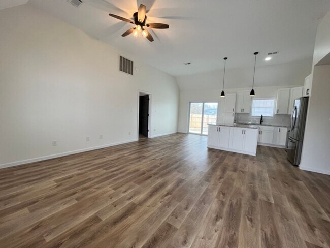 Foto del edificio - 204 Franklin Sq - Beautifully Updated Home in Bonaire