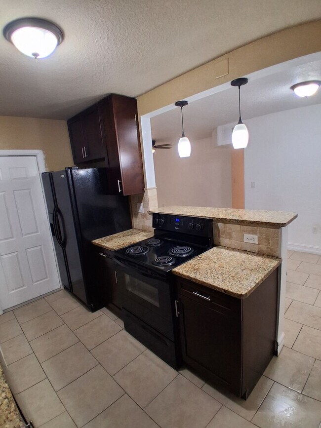 Foto del edificio - 21995 Catherine Ave