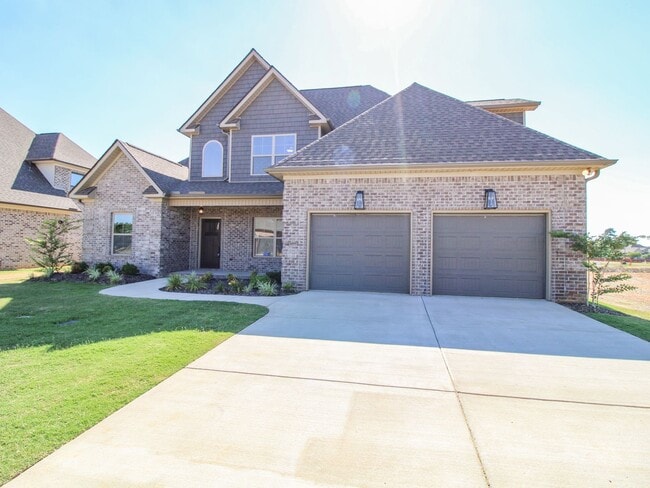 Building Photo - Charming full brick home in Whispering Pin...