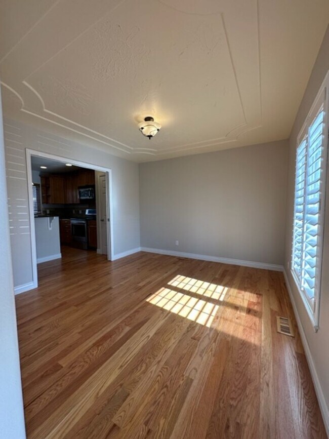 Building Photo - Downtown Louisville, 3BD, 2.5BA - Bright o...