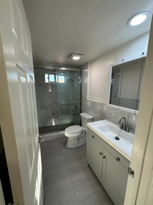 Foto del edificio - 9038 Newby Ave