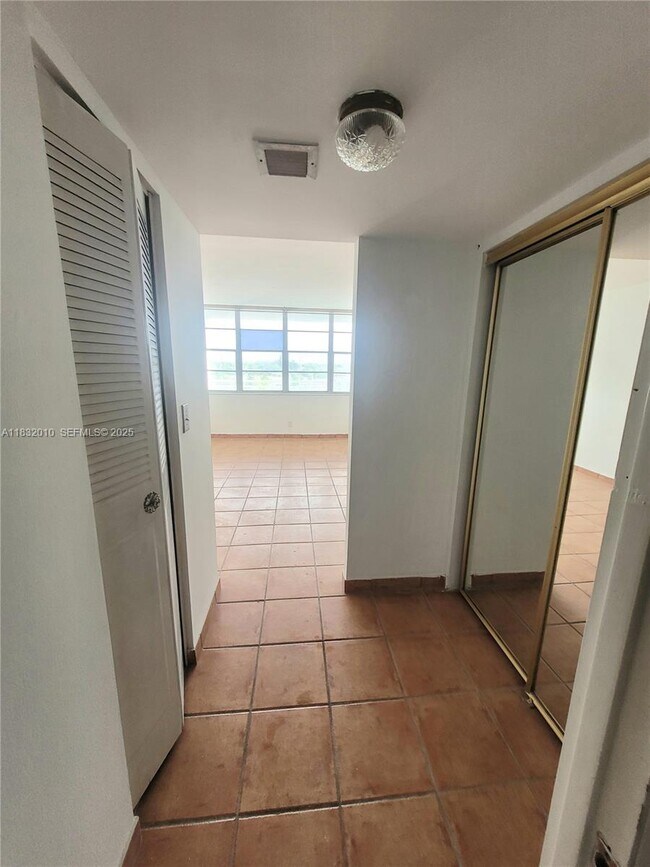 Foto del edificio - 2025 NE 164th St