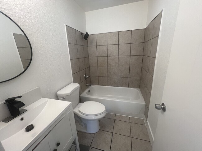 Foto del edificio - 3965 Logan Ave