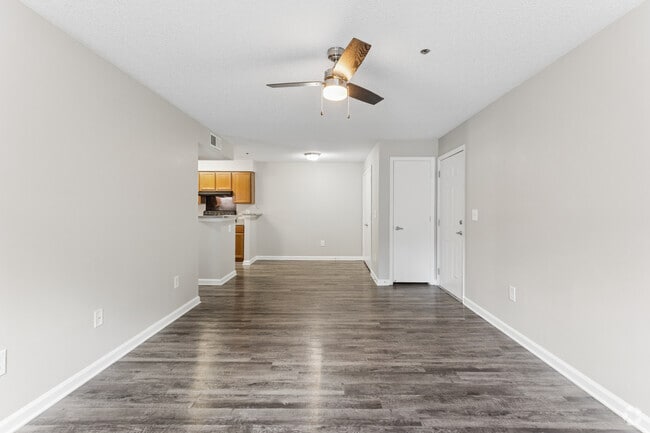 2BR, 2BA - 1,004SF - Living Room - Maplewood Park