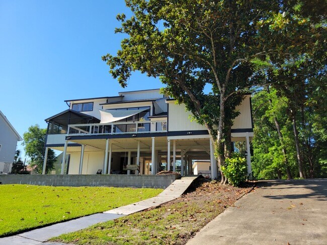 Foto del edificio - Riverfront Living with Private Boat Launch