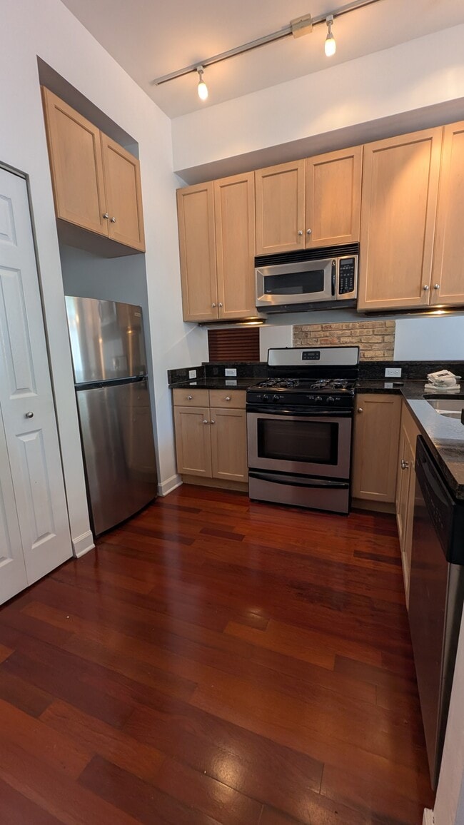 Building Photo - 1222 W Hubbard St