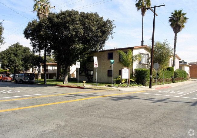 Building Photo - Town & Country Apartments