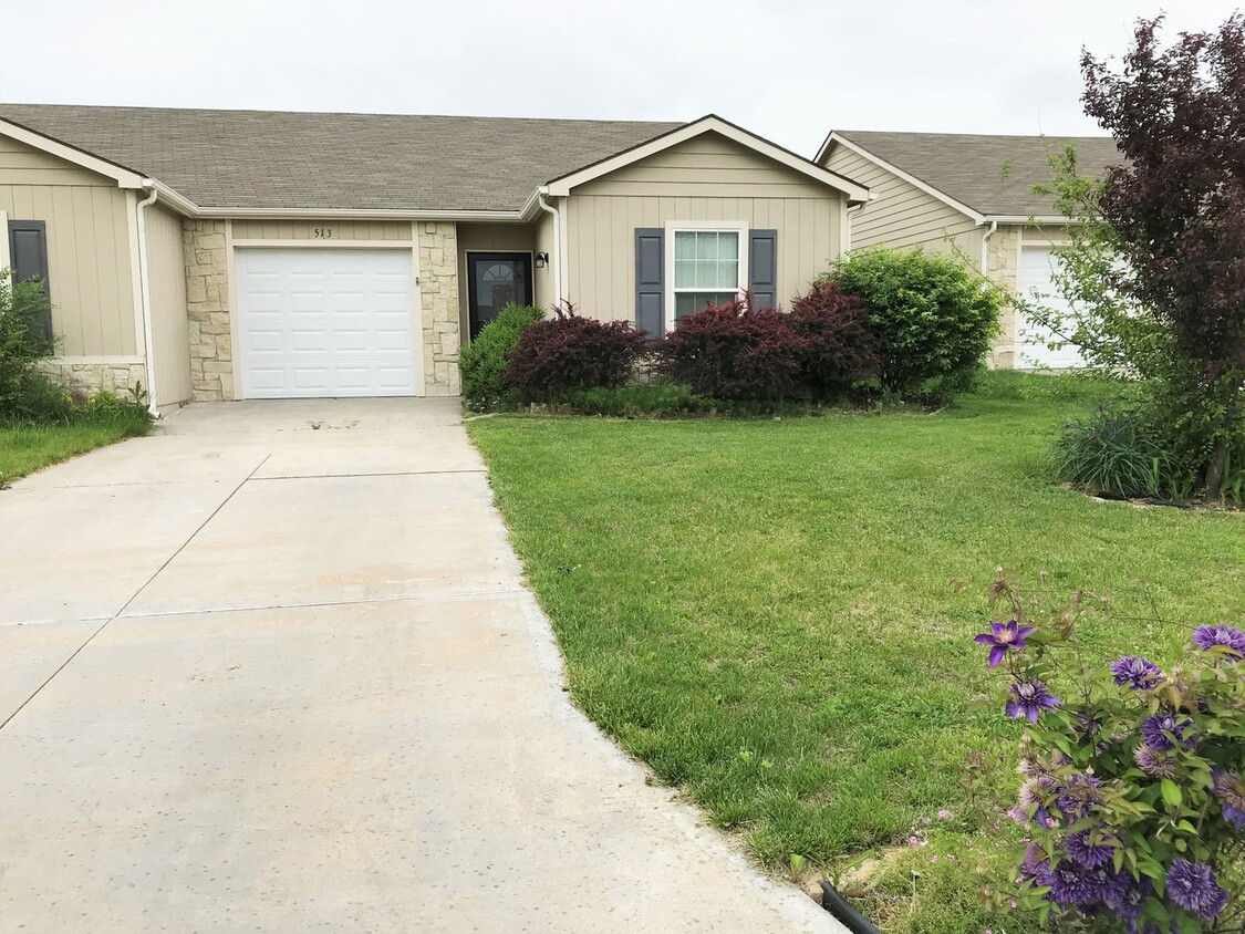 Primary Photo - 3D Tour Available - Fenced-In Yard + Off-S...