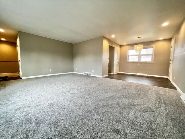 Building Photo - Updated 3 bedroom, 2 bathroom ranch style ...