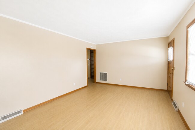 Foto del edificio - 3-Bedroom Home with Finished Basement, Garage & Huge Yard