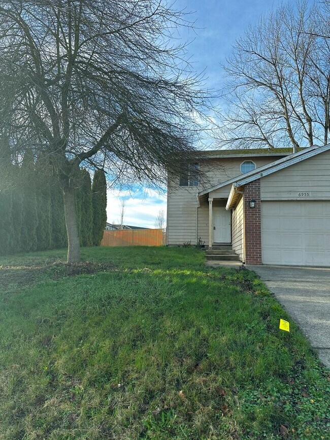 Building Photo - 6955 Ridgetop Dr NE