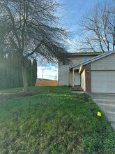 Building Photo - 6955 Ridgetop Dr NE