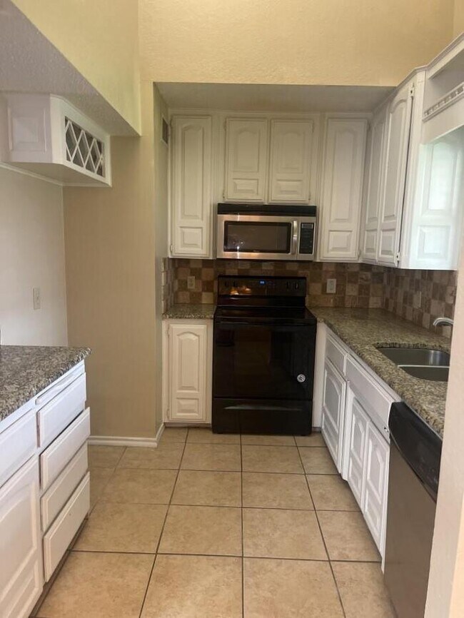 Building Photo - Wonderful 3BR, 2.5BA, 2-car home in Wataug...