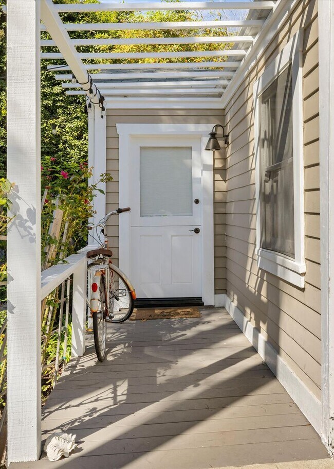 Building Photo - 108 Chapala