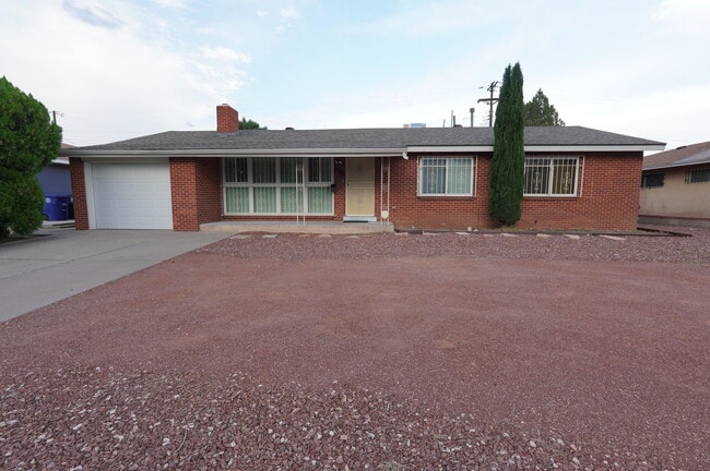 Building Photo - 2806 San Pedro Dr NE