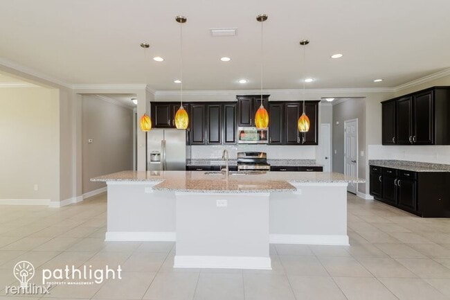 Building Photo - 5 br, 3 bath House - 815 Rosemary Cir UNIT