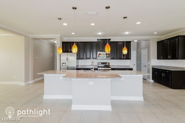 Foto del edificio - 5 br, 3 bath House - 815 Rosemary Cir UNIT