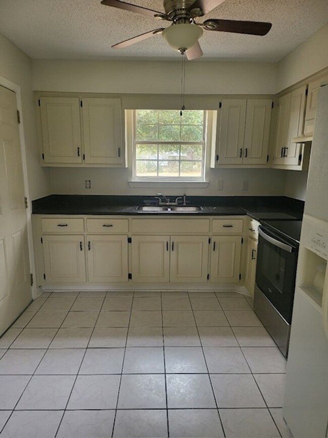 Building Photo - Silverhill 3 Bedroom