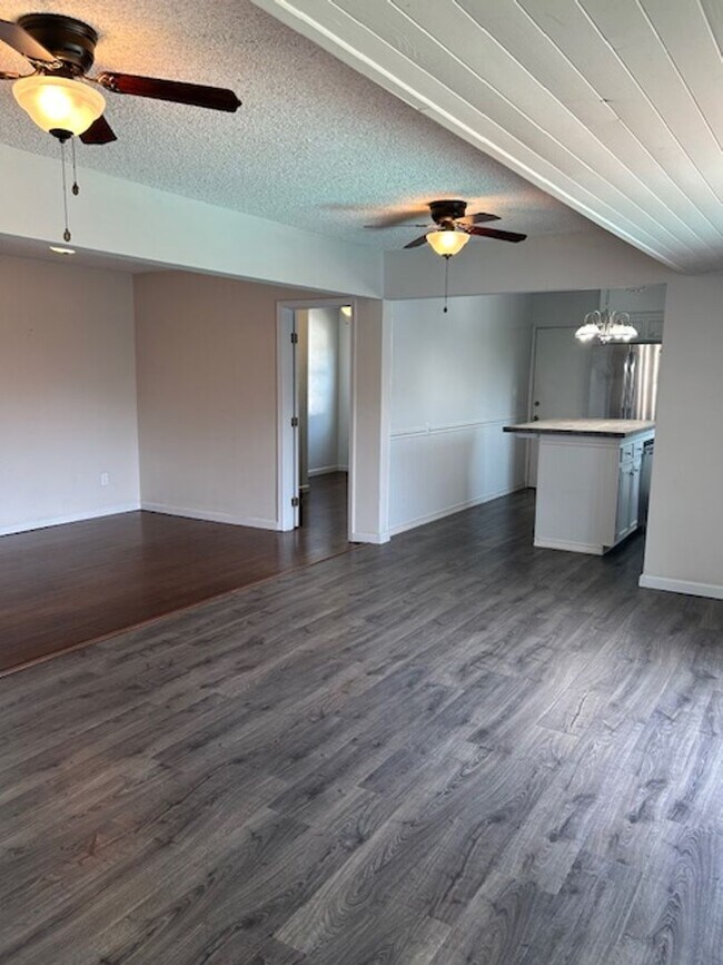 Building Photo - Spacious home 4 bed 2 1/2 bath with a pool...
