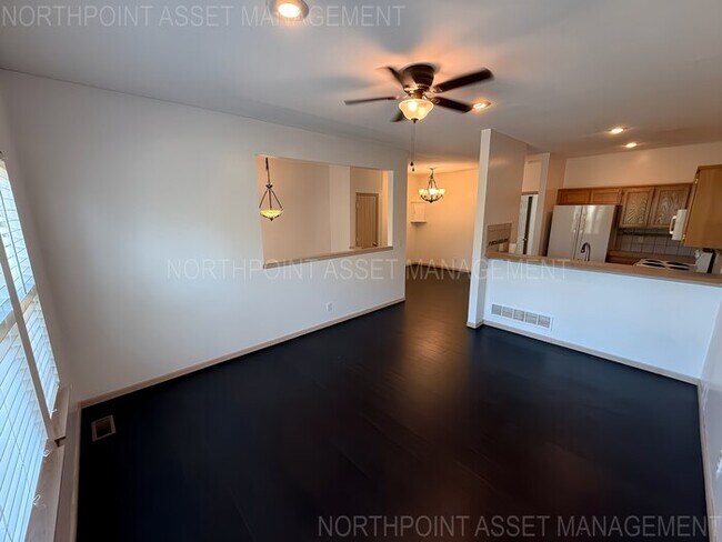 Foto del edificio - 3 Bed, 2 Bath Townhome SPECIAL!