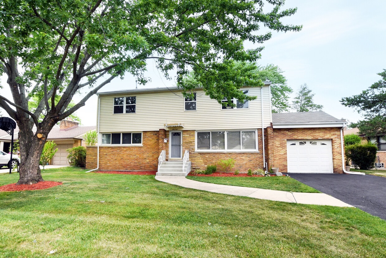 8104 Prospect St, Niles, IL 60714 House Rental in Niles, IL