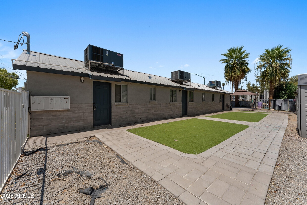 Foto principal - 1860 W Glenrosa Ave