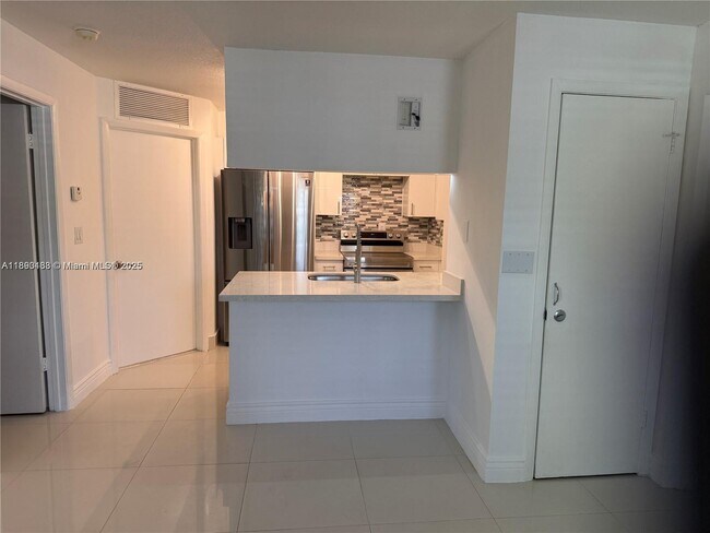 Foto del edificio - 17500 NW 67th Pl
