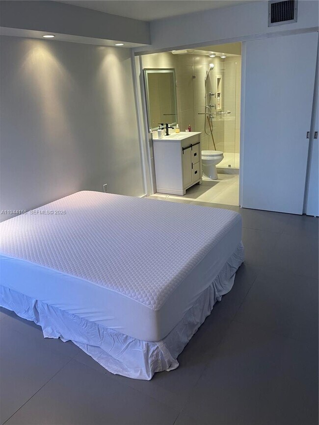 Building Photo - 1331 Lincoln Rd