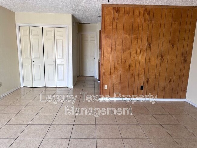 Building Photo - 1412 Courtney Pl