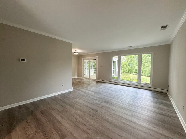 Building Photo - Gorgeous 4 Bed 2 Bath Home On Large Privat...