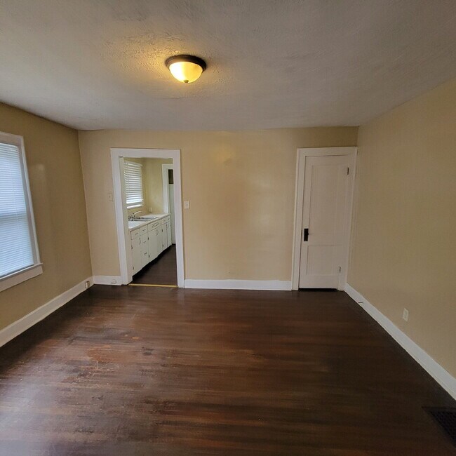 Foto del edificio - Near East 3BR/1BA House ready to LEASE!