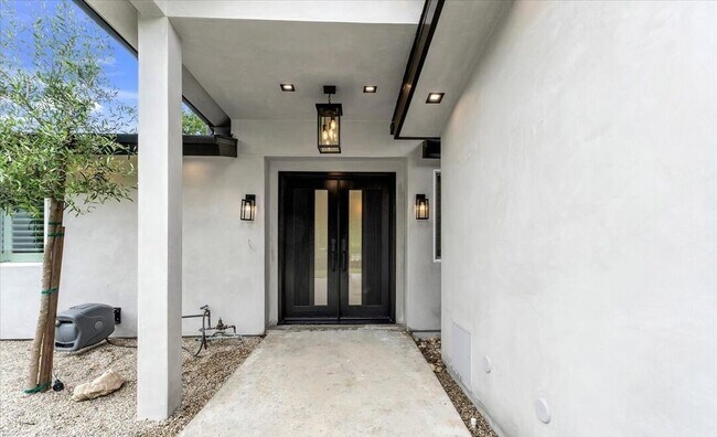 Building Photo - 5717 Oso Ave