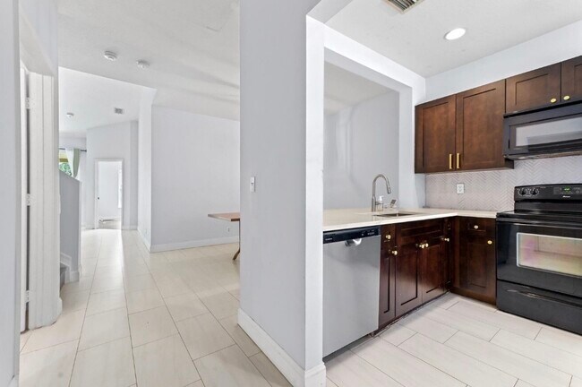 Building Photo - 6435 Park Lake Cir