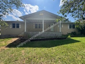 Building Photo - 1809 Eagle Dr