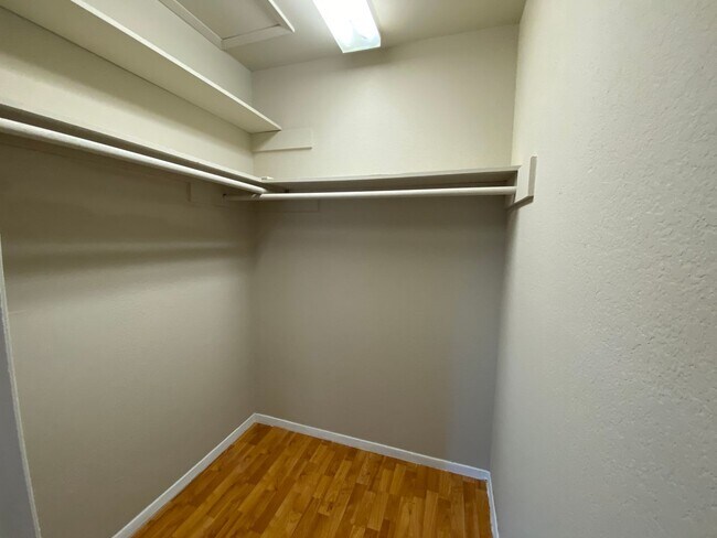 Foto del edificio - SEPTEMBER  HALF OFF First Month Rent