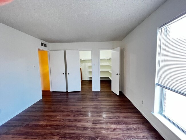 Building Photo - Location! Location! Location! Lovely 2-Story Townhouse