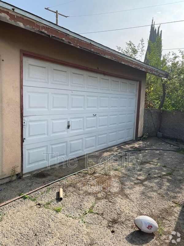 Building Photo - 2115 W Inyo Ave