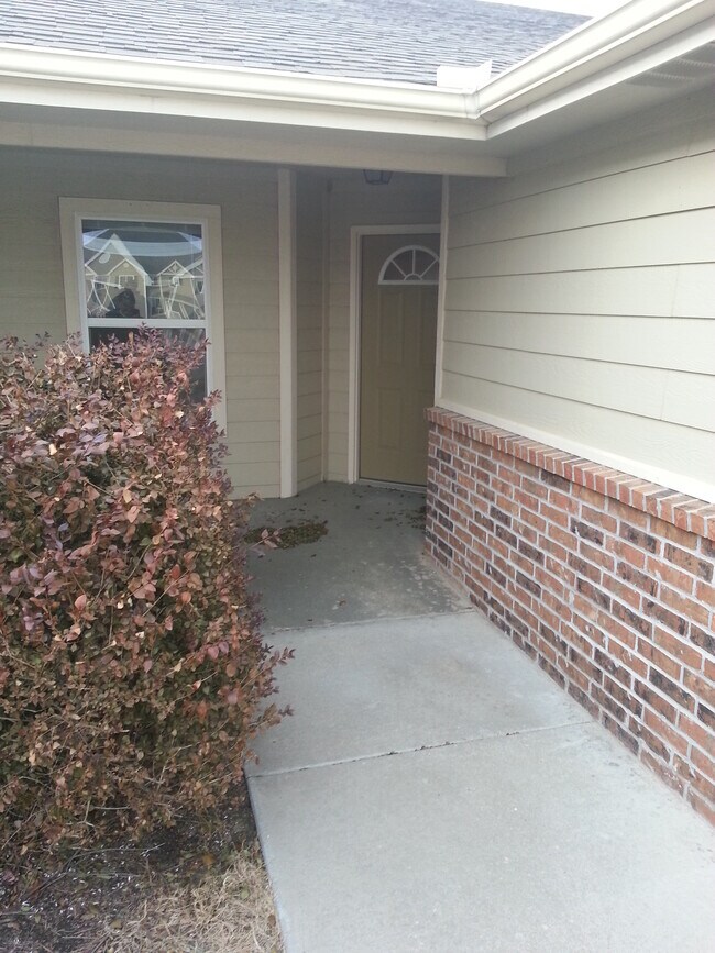 Building Photo - 1802 Hickory Ln