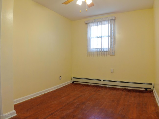 Building Photo - 285 Jules Dr